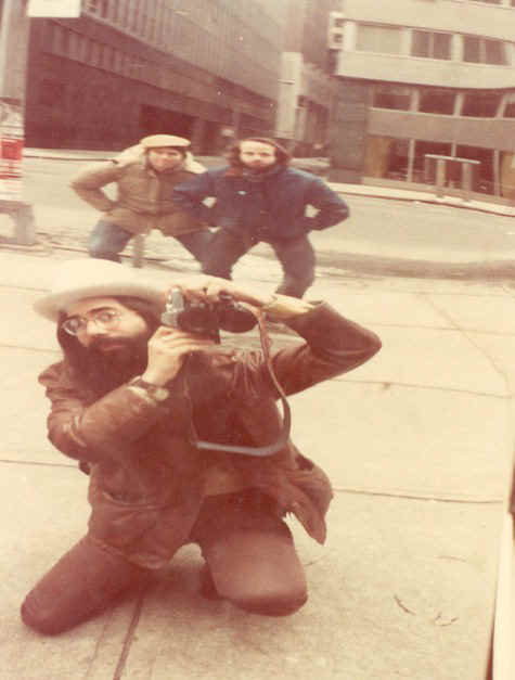 Dangerous toads menace photographer